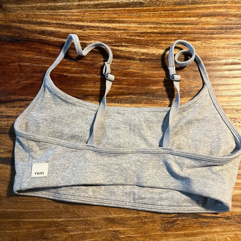 Gray Sports Bra with Adjustable Straps and Stretchy Fit